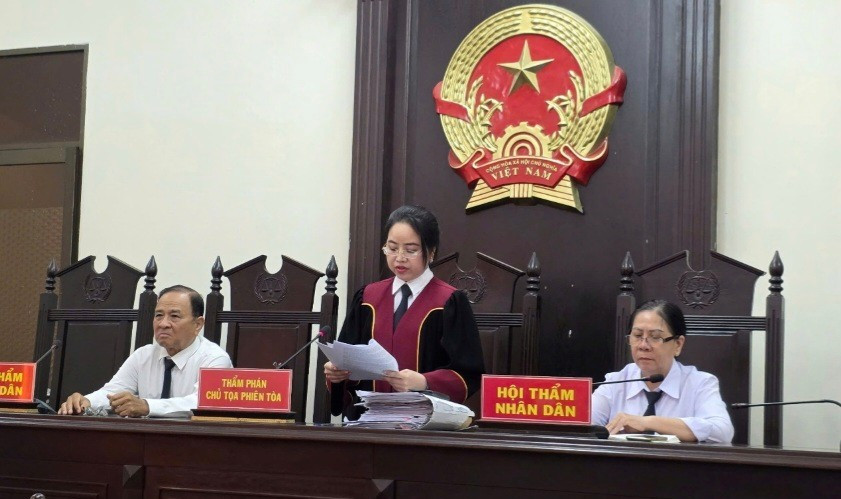 Hội đồng xét xử tuyên án. (Ảnh: Văn Vũ) 1000039837.jpg